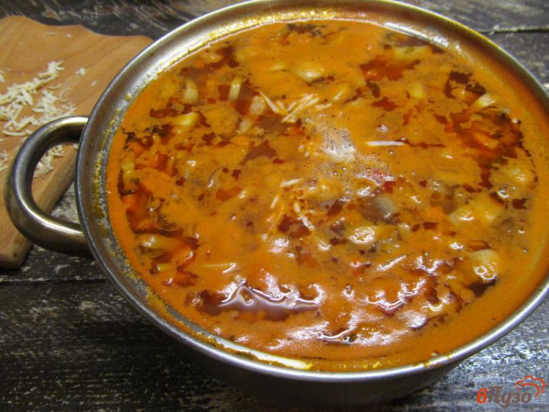Фото приготовление рецепта: Томатный суп с грибами и фасолью на беконе шаг №10