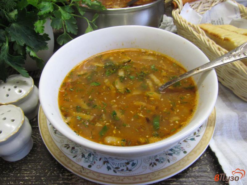 Фото приготовление рецепта: Томатный суп с грибами и фасолью на беконе шаг №11