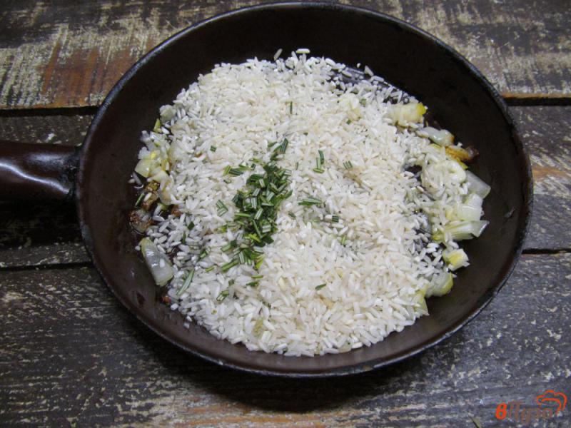 Фото приготовление рецепта: Тушеный рис с сосисками шаг №2