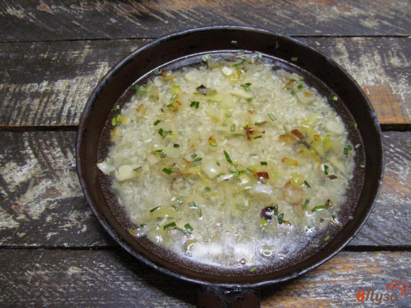 Фото приготовление рецепта: Тушеный рис с сосисками шаг №3