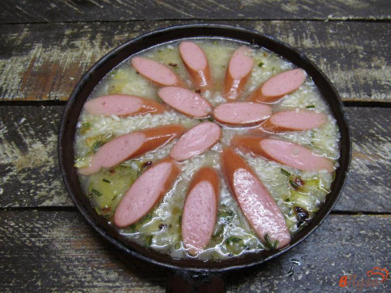 Фото приготовление рецепта: Тушеный рис с сосисками шаг №4