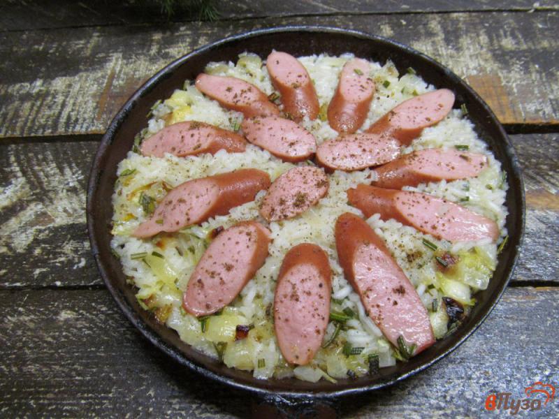 Фото приготовление рецепта: Тушеный рис с сосисками шаг №5