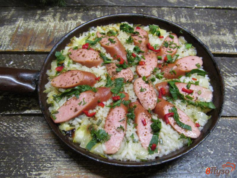 Фото приготовление рецепта: Тушеный рис с сосисками шаг №6