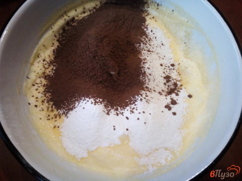 Фото приготовление рецепта: Шоколадный бисквит с творожными шариками шаг №6