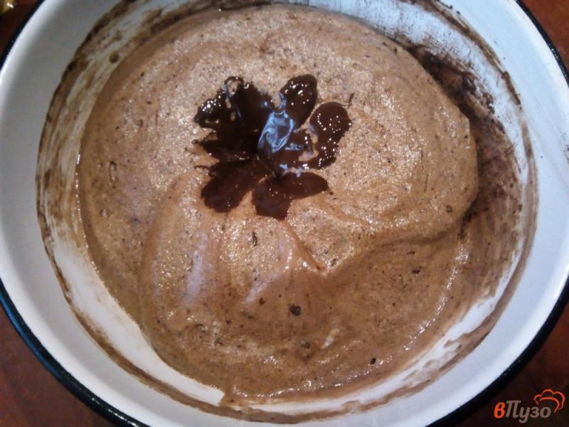 Фото приготовление рецепта: Шоколадный бисквит с творожными шариками шаг №7