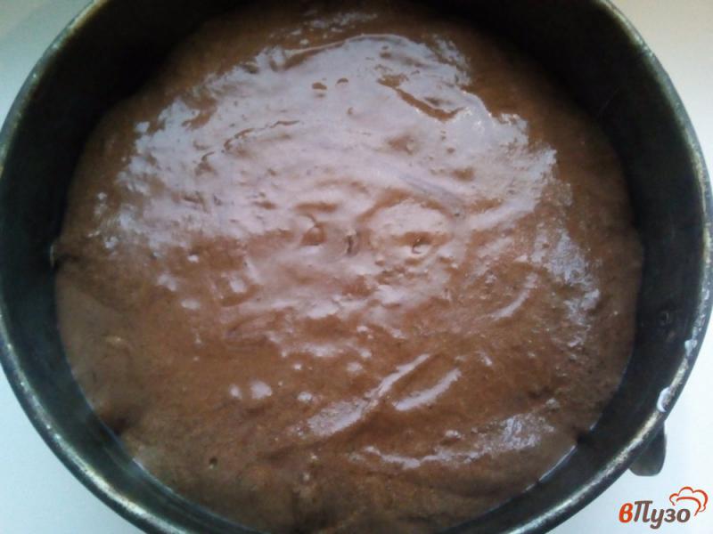 Фото приготовление рецепта: Шоколадный бисквит с творожными шариками шаг №8