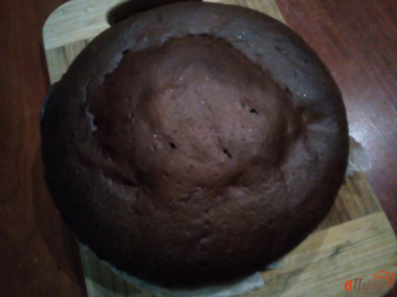 Фото приготовление рецепта: Шоколадный бисквит с творожными шариками шаг №9