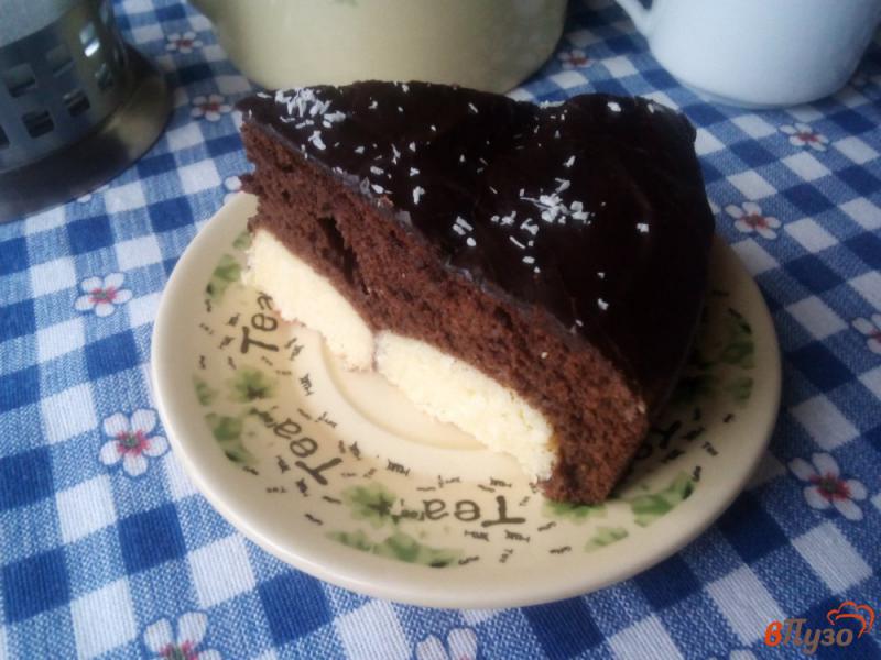 Фото приготовление рецепта: Шоколадный бисквит с творожными шариками шаг №10