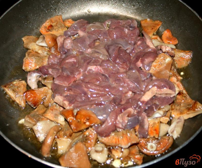 Фото приготовление рецепта: Салат с печенью и овощами шаг №2