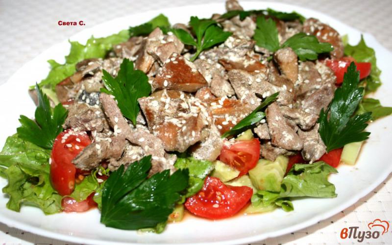 Фото приготовление рецепта: Салат с печенью и овощами шаг №9