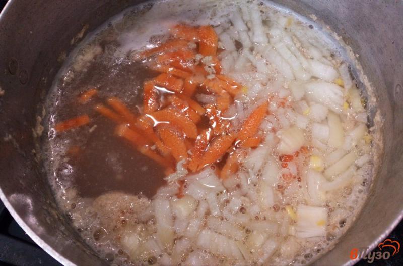 Фото приготовление рецепта: Суп-лапша с овощами и базиликом шаг №4