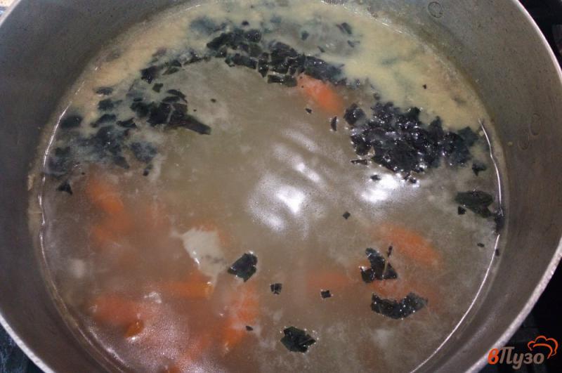 Фото приготовление рецепта: Суп-лапша с овощами и базиликом шаг №5