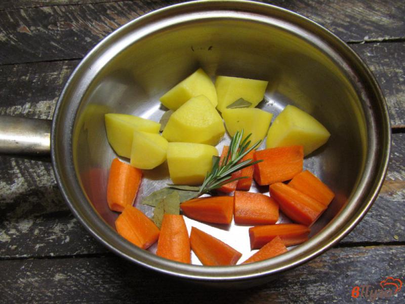 Фото приготовление рецепта: Свиная котлета на косточке с морковным пюре шаг №2