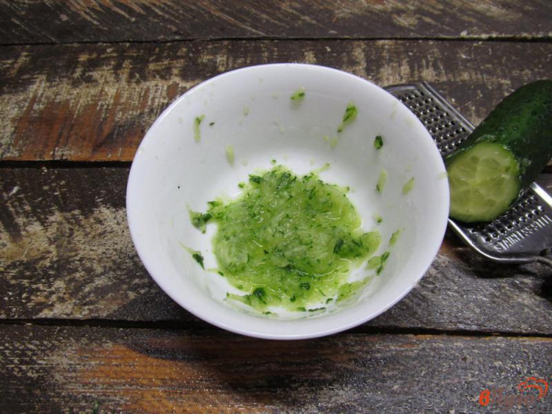 Фото приготовление рецепта: Теплый салат из булгура с соусом цацики шаг №3