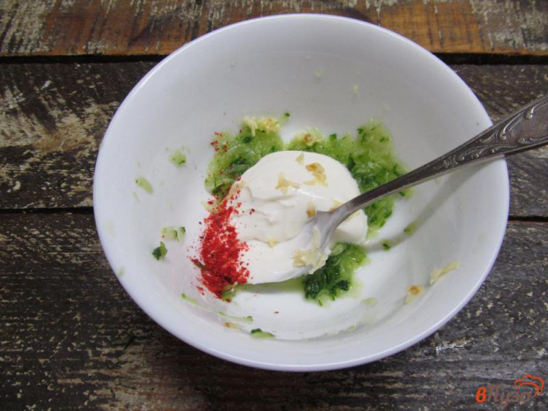 Фото приготовление рецепта: Теплый салат из булгура с соусом цацики шаг №4