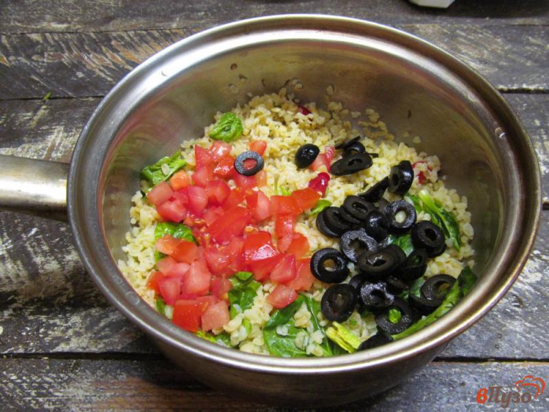 Фото приготовление рецепта: Теплый салат из булгура с соусом цацики шаг №7