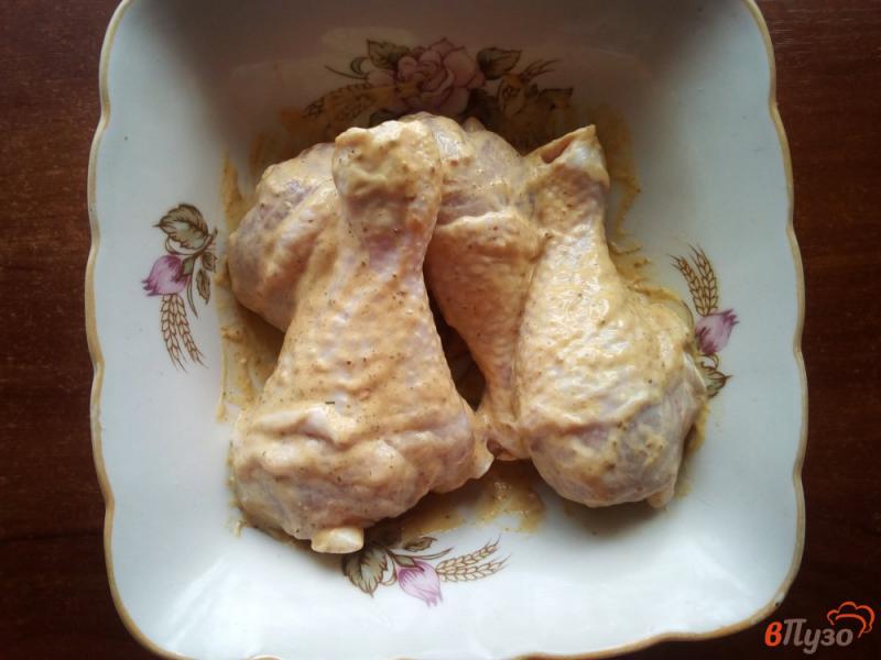 Фото приготовление рецепта: Куриные голени в хрустящей панировке шаг №2