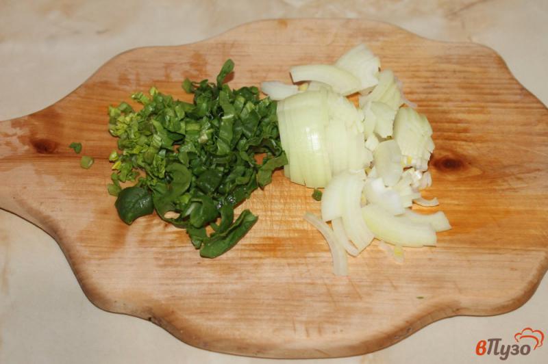 Фото приготовление рецепта: Гарнир из брокколи грибов и шпината шаг №3