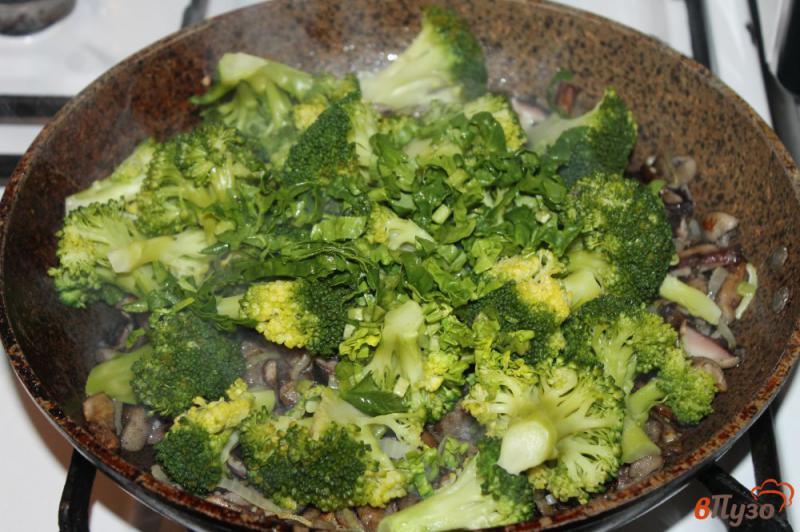Фото приготовление рецепта: Гарнир из брокколи грибов и шпината шаг №5