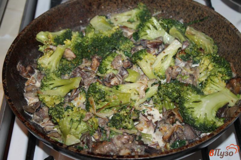 Фото приготовление рецепта: Гарнир из брокколи грибов и шпината шаг №6