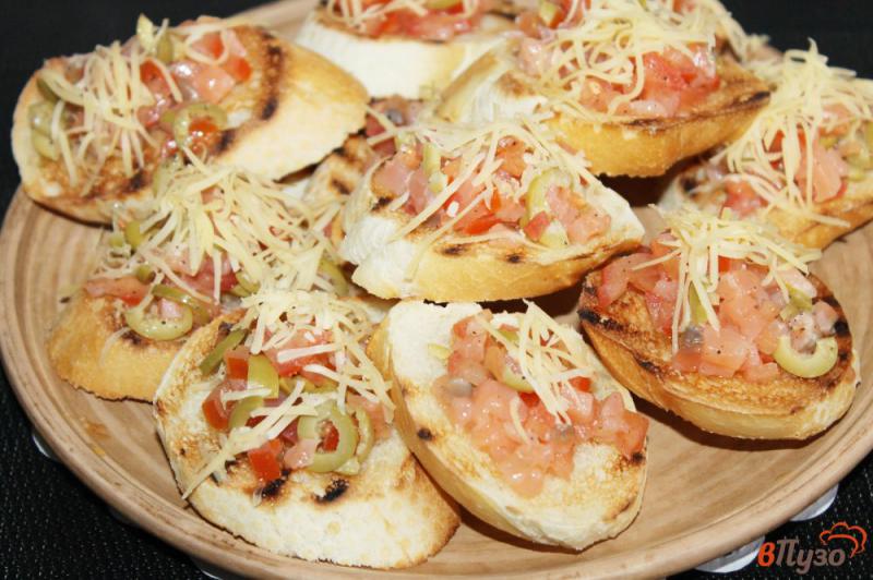 Фото приготовление рецепта: Бутерброды с лососем и оливками шаг №6