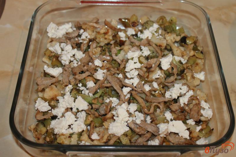 Фото приготовление рецепта: Овощная запеканка с фетой и свининой шаг №6