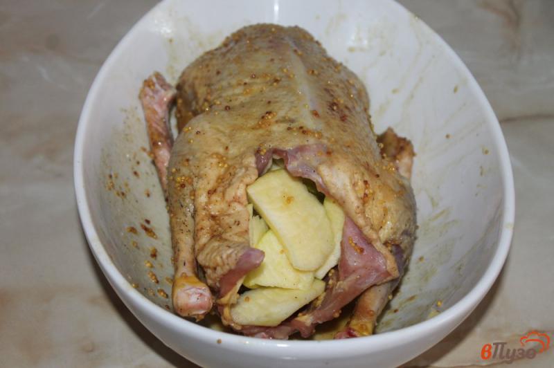 Фото приготовление рецепта: Молодая утка запеченная в горчично - медовом маринаде шаг №4
