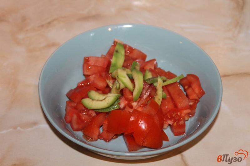 Фото приготовление рецепта: Салат из рукколы с авокадо шаг №2
