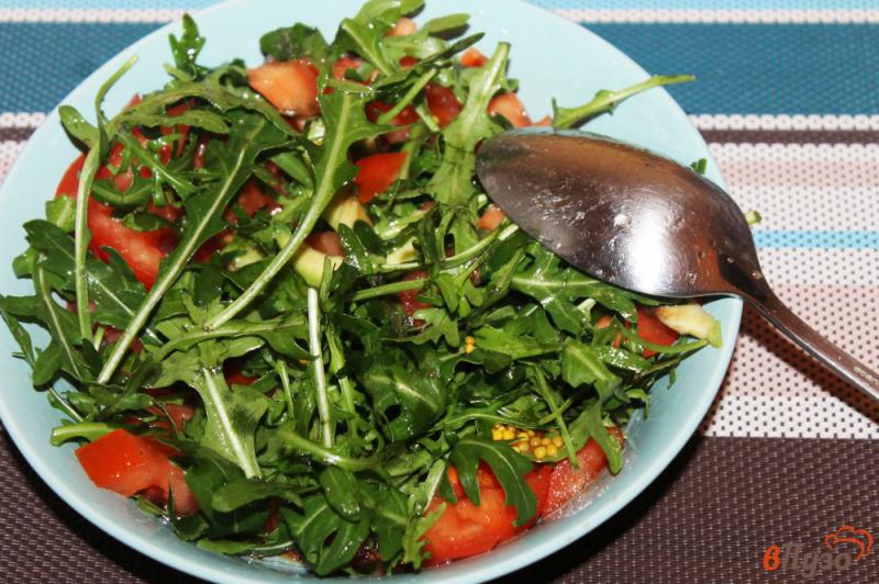 Фото приготовление рецепта: Салат из рукколы с авокадо шаг №5
