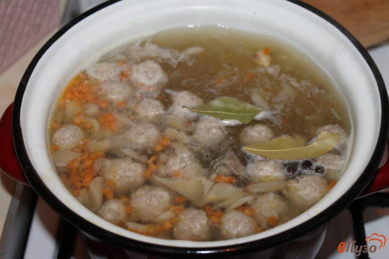 Фото приготовление рецепта: Суп с вешенками и фрикадельками на мясном бульоне шаг №4