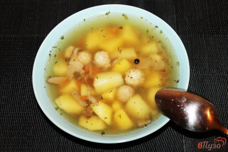 Фото приготовление рецепта: Суп с вешенками и фрикадельками на мясном бульоне шаг №5