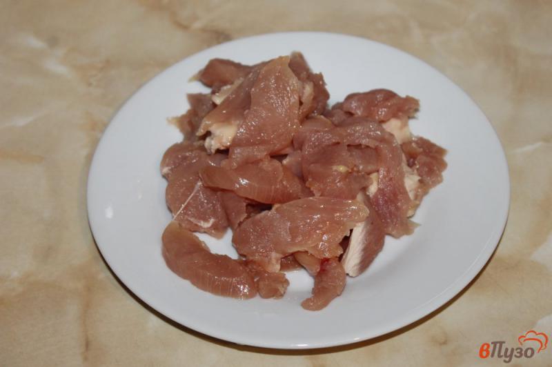 Фото приготовление рецепта: Салат с курицей терияки и сыром шаг №3