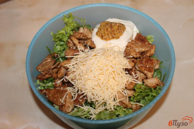 Фото приготовление рецепта: Салат с курицей терияки и сыром шаг №6