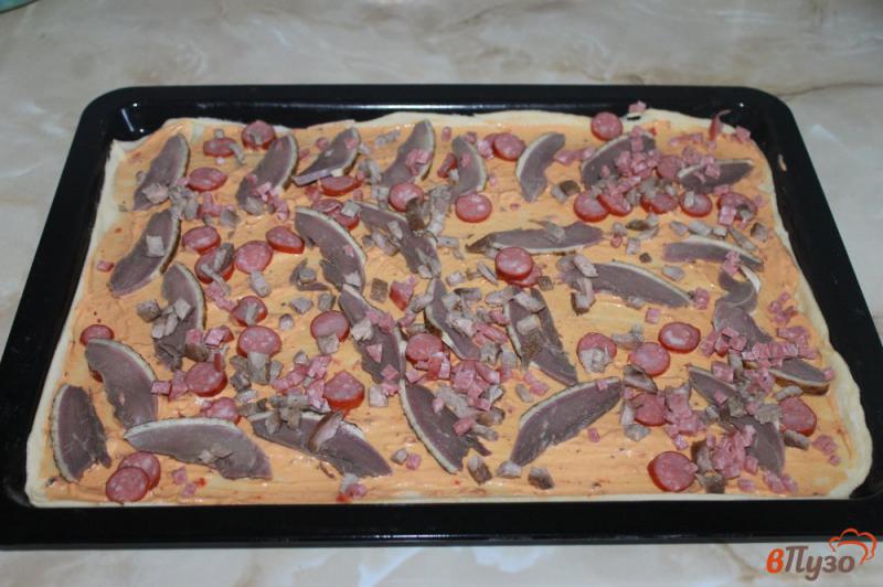 Фото приготовление рецепта: Пицца мясное ассорти с маринованным луком шаг №3