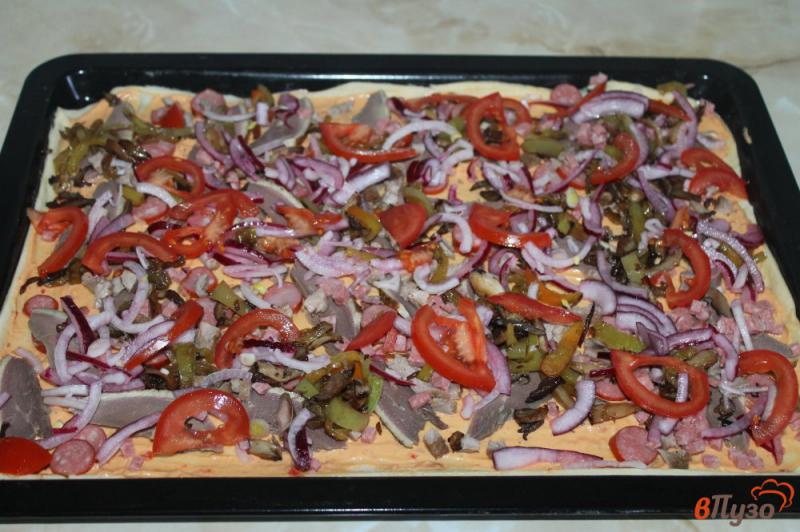 Фото приготовление рецепта: Пицца мясное ассорти с маринованным луком шаг №4