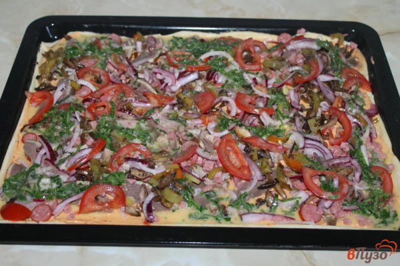Фото приготовление рецепта: Пицца мясное ассорти с маринованным луком шаг №5