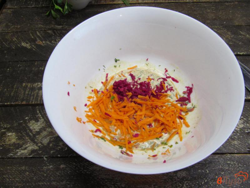 Фото приготовление рецепта: Салат из краснокочанной капусты с редькой шаг №3