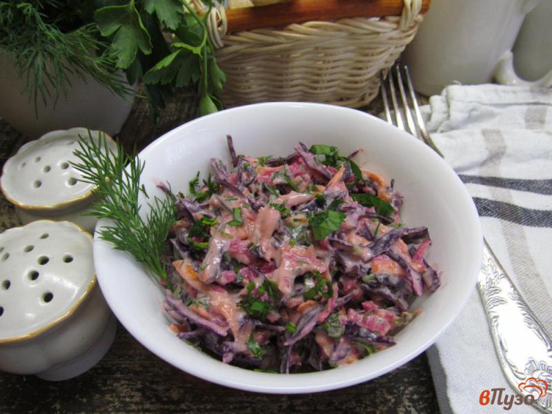 Фото приготовление рецепта: Салат из краснокочанной капусты с редькой шаг №6