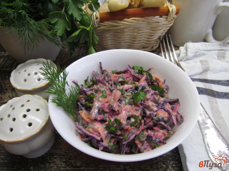 Фото приготовление рецепта: Салат из краснокочанной капусты с редькой шаг №5