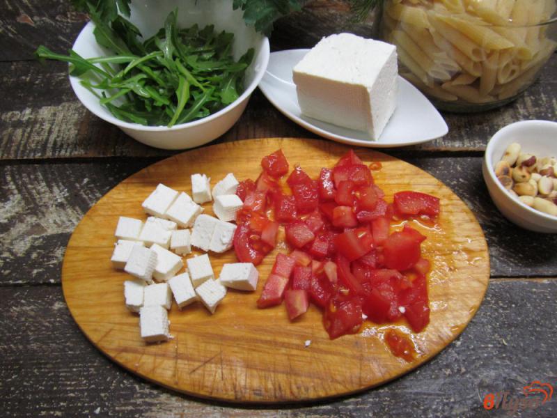 Фото приготовление рецепта: Теплый салат из пасты с брынзой на беконе шаг №3
