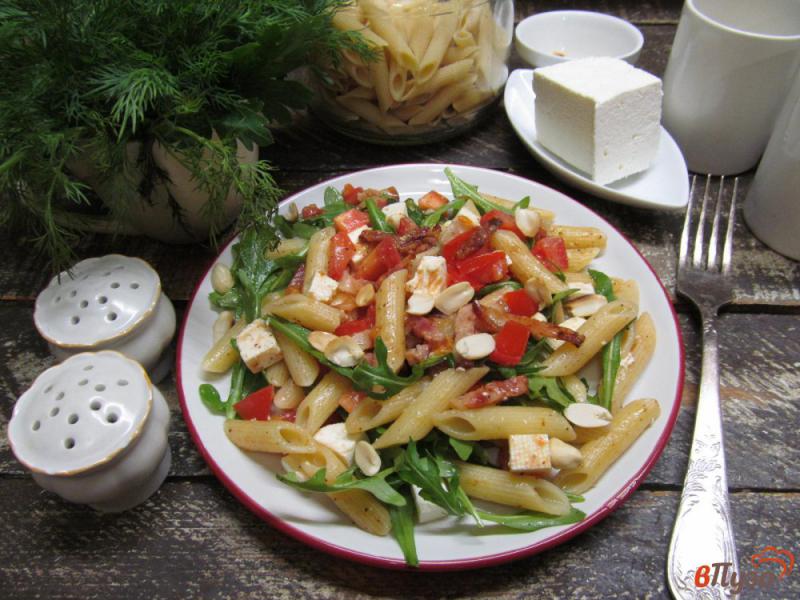 Фото приготовление рецепта: Теплый салат из пасты с брынзой на беконе шаг №7