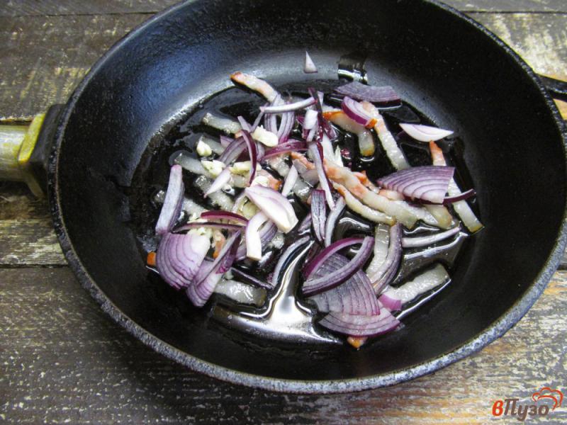Фото приготовление рецепта: Запеченный омлет с беконом и грибами шаг №2