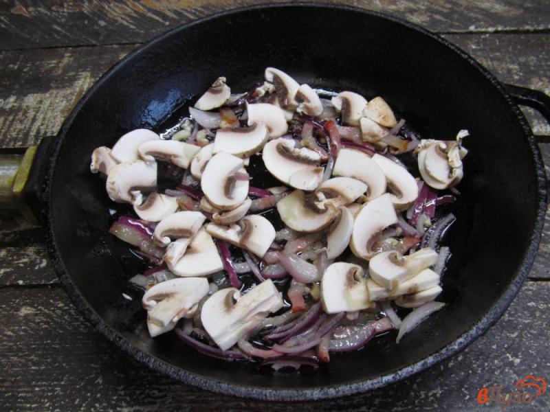 Фото приготовление рецепта: Запеченный омлет с беконом и грибами шаг №3