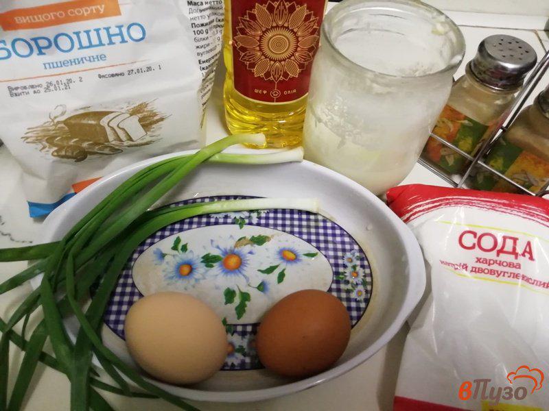 Фото приготовление рецепта: Быстрый пирог с яйцами и зелёным луком шаг №1