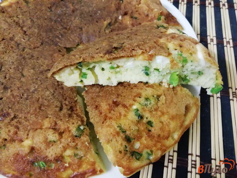 Фото приготовление рецепта: Быстрый пирог с яйцами и зелёным луком шаг №4