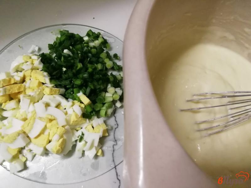 Фото приготовление рецепта: Быстрый пирог с яйцами и зелёным луком шаг №2