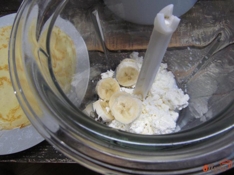Фото приготовление рецепта: Блинчики с творожно-банановой начинкой шаг №5