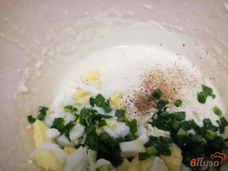 Фото приготовление рецепта: Быстрый пирог с яйцами и зелёным луком шаг №3