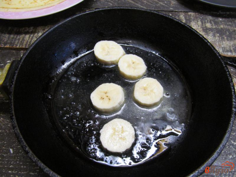 Фото приготовление рецепта: Блинчики с творожно-банановой начинкой шаг №7