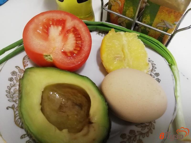Фото приготовление рецепта: Паштет-намазка из авокадо с помидором и яйцом шаг №1